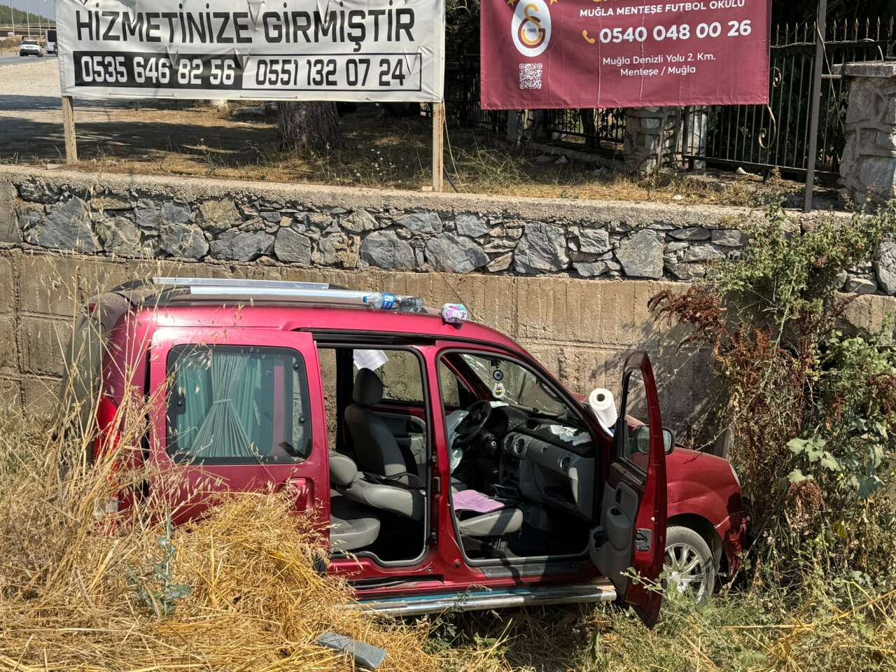 Menteşe’de Otomobil Dereye Uçtu: Başka Araca Çarpmamak İçin Manevra Yaptı, 2 Kişi Yaralandı 4
